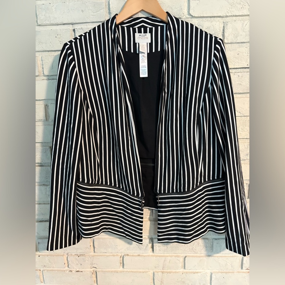 CHICO’S Black and White 80s open Striped Blazer zipper detailing EUC
